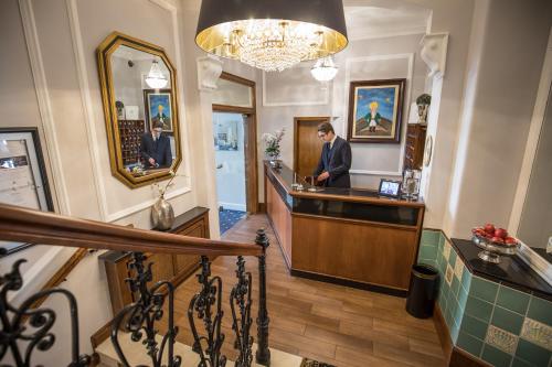 Ein Mann steht an einer Bar in einer Hotellobby. in der Unterkunft Hotel Der Kleine Prinz in Baden-Baden