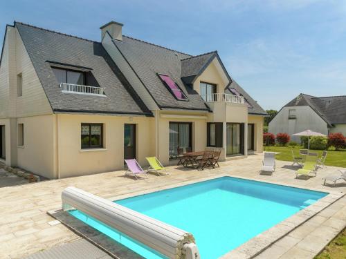 Spacious Villa in Concarneau with Swimming Poolの敷地内または近くにあるプール