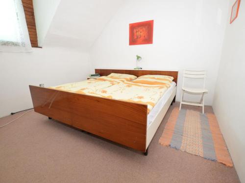 1 dormitorio con 1 cama grande y 1 silla en Villa Stastny en Bechyně