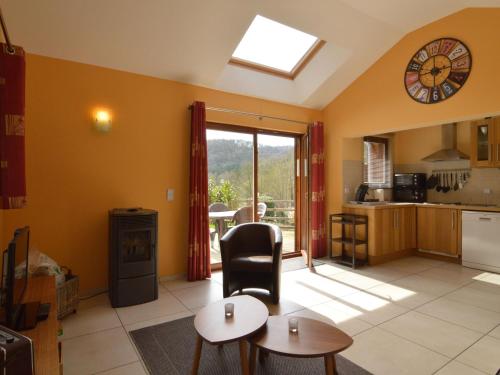 Η κουζίνα ή μικρή κουζίνα στο Cozy Cottage in Aywaille with Valley View