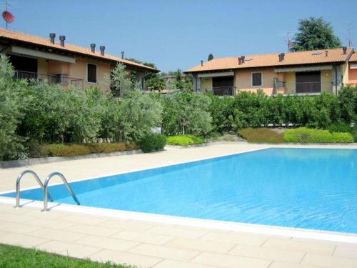 een groot zwembad voor een huis bij Belvilla by OYO Bardolino Ventitre in Bardolino