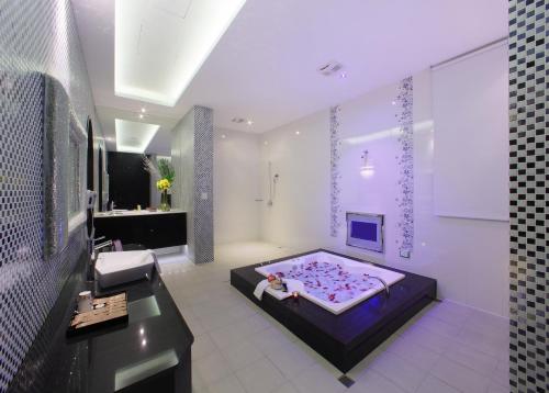 a large room with a bed and a bathroom at Affair motel Co.Ltd in Wuqi