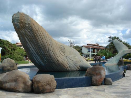 a statue of a wooden shoe in a fountain at Skandalo Pub Pousada in Rio das Ostras