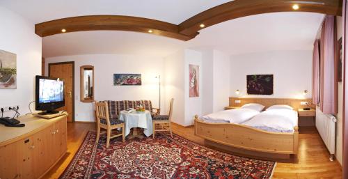 Tempat tidur dalam kamar di Hotel Oberschmied