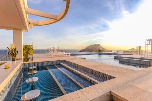 uma piscina com bancos em cima de uma casa em CDesign Hotel no Rio de Janeiro