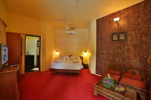 Gulta vai gultas numurā naktsmītnē Deshadan Cliff & Beach Resort,Varkala