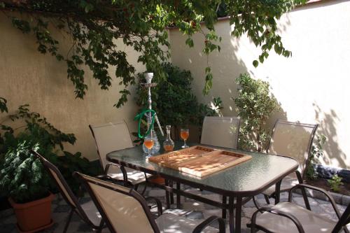 een tafel met stoelen en een tafel met wijnglazen erop bij Paradise Hotel in Tbilisi City