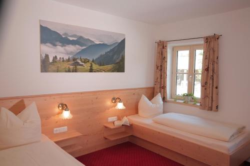 Cette chambre comprend 2 lits et une fenêtre. dans l'établissement Pension Schweizerhaus Garni, à Weyarn