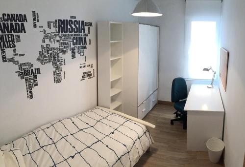 Schlafzimmer mit einem Bett, einem Schreibtisch und einer Wand in der Unterkunft Betiko in Vitoria-Gasteiz