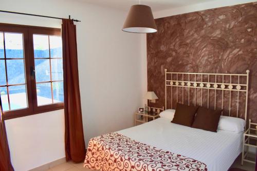 プラヤ・ブランカにあるEslanzarote Villa Kalimaのベッドルーム(ベッド1台、窓付)