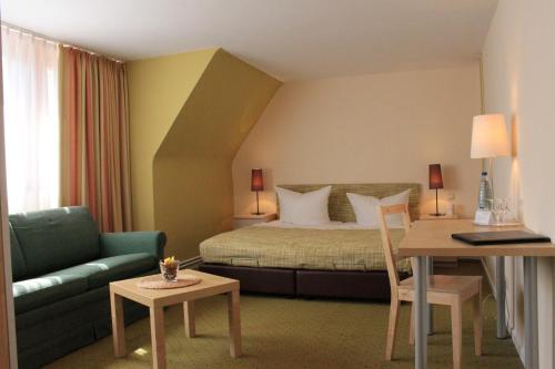 Una cama o camas en una habitación de Altes Forsthaus Braunlage