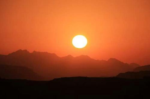 Alba o tramonto visti dall'interno di questo campeggio di lusso o dai dintorni