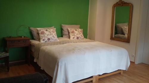 Postel nebo postele na pokoji v ubytování Ferienwohnung am Markgrafenplatz