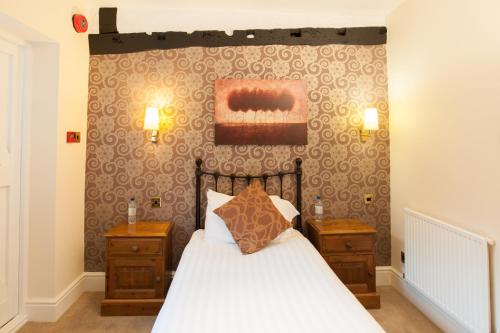 1 dormitorio con 1 cama y 2 mesitas de noche en Bacon Arms, Newbury en Newbury