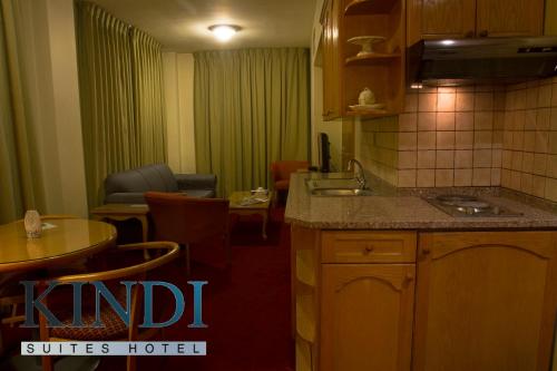 ครัวหรือมุมครัวของ Kindi Suite Hotel