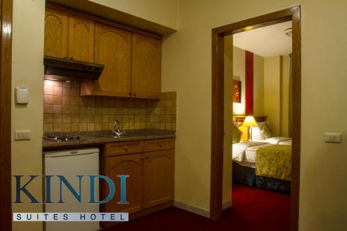 Dapur atau dapur kecil di Kindi Suite Hotel