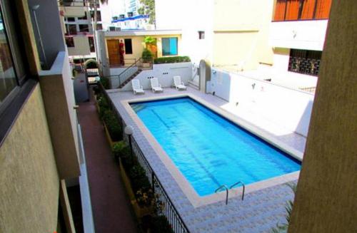 a large swimming pool on the side of a building at Apartamento Rodadero in Santa Marta