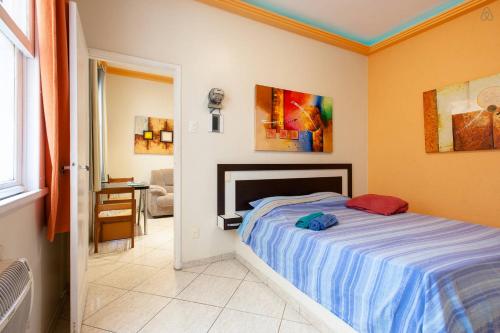 Cama o camas de una habitación en Sala e quarto 1 quadra da praia Copacabana