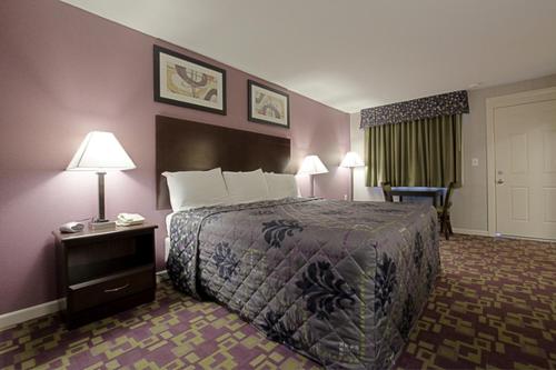 Mount Holyoke Inn tesisinde bir odada yatak veya yataklar