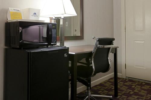 En tv och/eller ett underhållningssystem på Mount Holyoke Inn