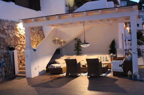 un patio con divano, tavolo e sedie. di Casa Altos 39 a La Herradura