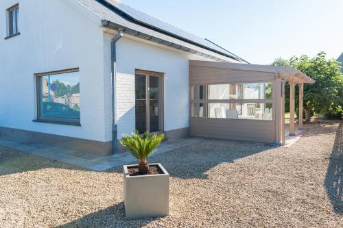 a house with a potted plant in front of it at De Witte Parel in Oostduinkerke