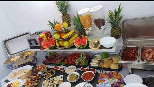 een buffet met veel eten op tafel bij Hotel Solymar in Mangalia