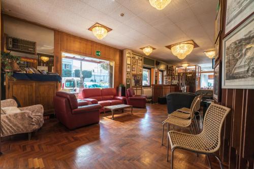 a waiting room with couches and chairs at Hotel Ristorante Stella in Palestrina