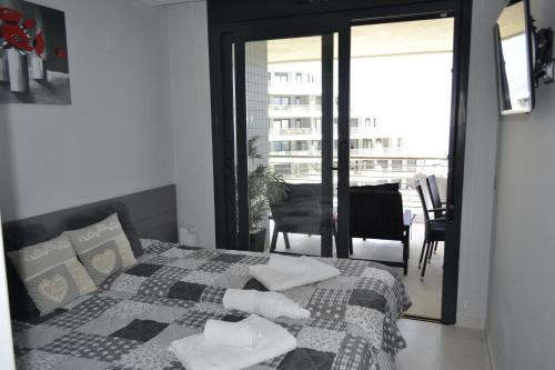 une chambre avec un lit avec des serviettes dessus dans l'établissement Amazing Infinity View Apartment, à Arenales del Sol