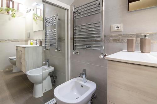 a bathroom with a toilet and a sink at Villa Lazzari B&B Tra i due Mari in Maglie