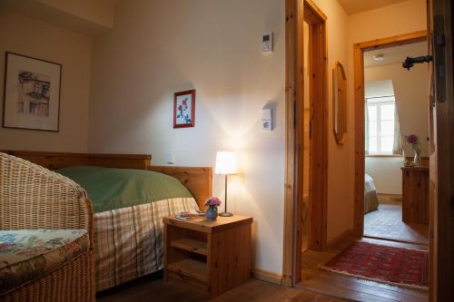 1 dormitorio con 1 cama y 1 mesa con lámpara en Landhaus Alte Schmiede en Niemegk