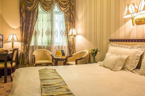 Katil atau katil-katil dalam bilik di Palace Hotel Polom