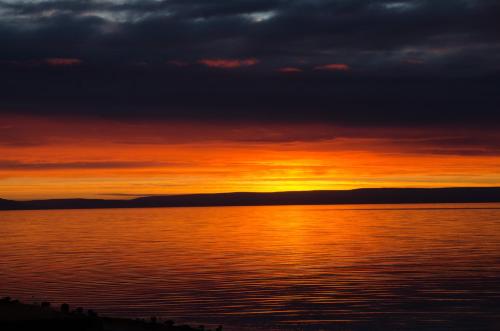 a sunset over a large body of water at Seljenes Cottage in Russenes