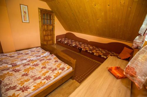 1 dormitorio pequeño con 1 cama en una habitación en Chata Beňušovce, en Liptovský Trnovec