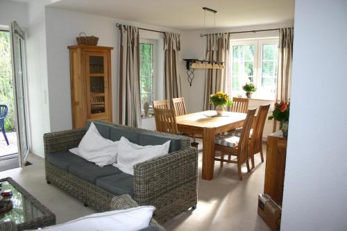 ein Wohnzimmer mit einem Sofa und einem Tisch in der Unterkunft Ferienhaus Dierhagen Strand I & II in Dierhagen