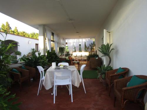 a dining room with a table and chairs at Arenosu Comfort Country Guesthouse in Fertilia