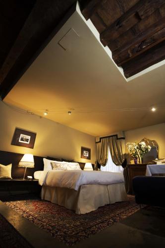 a bedroom with a large bed and a window at Avogaria 5 Rooms in Venice