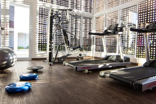 a gym with several cardio machines in a room at ibis Jundiai Shopping in Jundiaí