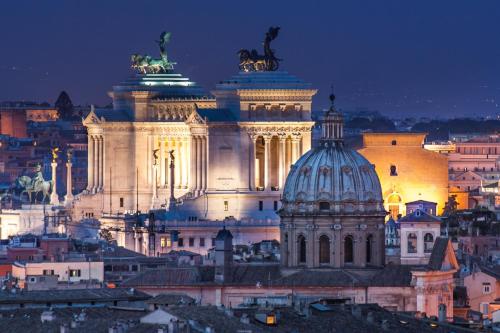a view of a large building at night at DIDAVI' Guest House in Rome