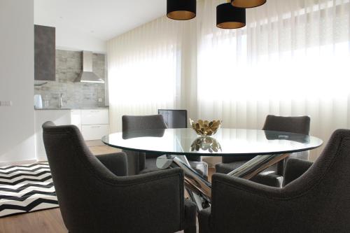 ein Esszimmer mit einem weißen Tisch und Stühlen in der Unterkunft Bracara Guest House "Biblioteca" in Braga