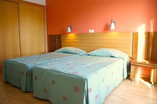 um quarto com uma cama grande num quarto em Hotel O Novo Principe em Almeirim