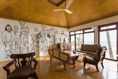 マラリクラムにあるAzure Tides Marariの壁画のあるリビングルーム