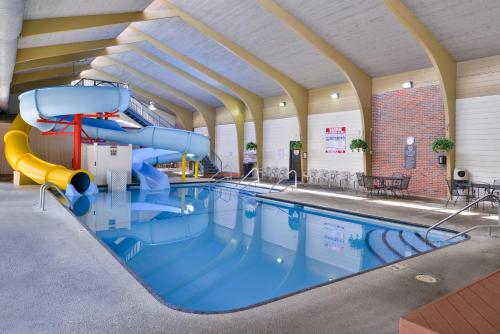 - une piscine avec toboggan dans un bâtiment dans l'établissement Billings Hotel & Convention Center, à Billings