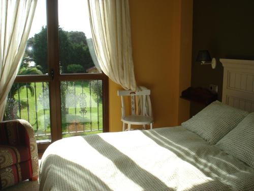 Un pat sau paturi într-o cameră la Posada la Desmera