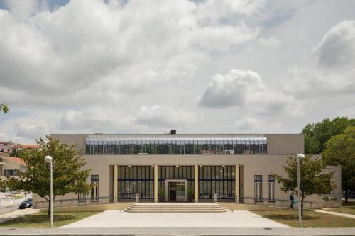 a large building with a lot of windows at Casa do Campo AL in Caldas de São Jorge
