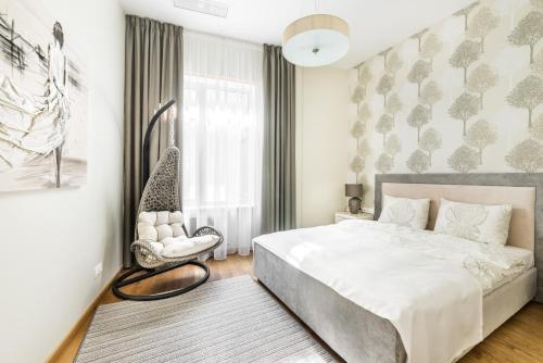 een slaapkamer met een groot bed en een stoel bij Riga old town V.I.P. apartment in Rīga