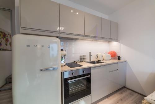 A kitchen or kitchenette at Apartament Firebird