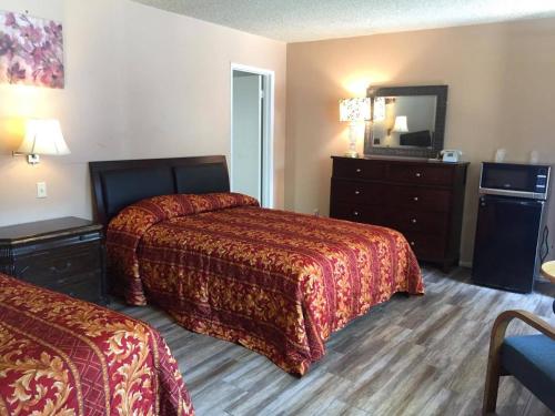 Ένα ή περισσότερα κρεβάτια σε δωμάτιο στο King Lodge Motel