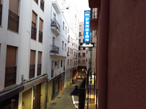 a view of an alley between two buildings at Pensión Martín in Jaén