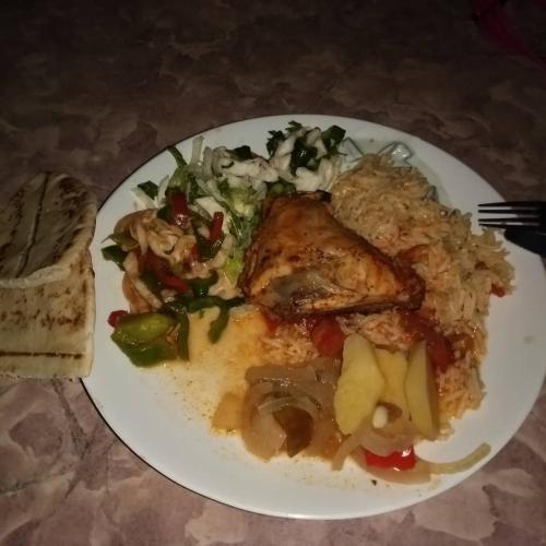 Comida en o cerca de este camping
